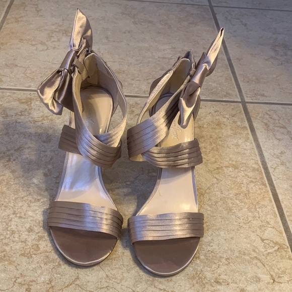 Women’s satin heels with bow. Gold.  NWT. - Picture 2 of 2
